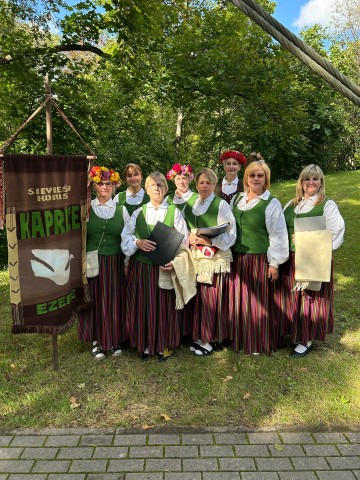 Ezeres pagasta sieviešu koris "Kaprīze"